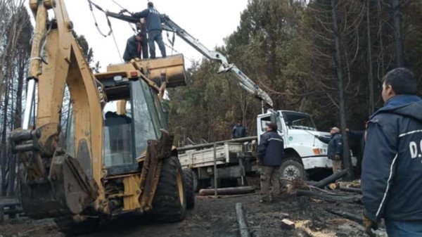 Premisa. Tras el incendio todavía hay muchas familias sin energía y se trabaja en la reconexión del servicio.