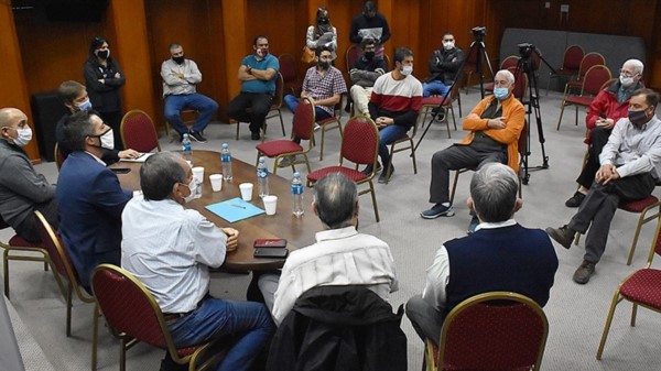 Explicaciones. Una postal de la reunión con la Cámara de Comercio. 