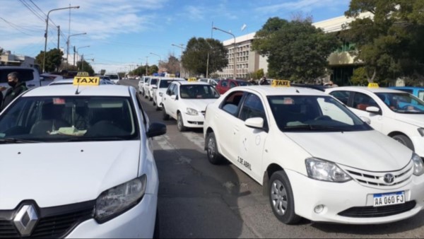 El tránsito frente a la Justicia Federal se vio bloqueado por la enorme concurrencia de taxis y remises. 