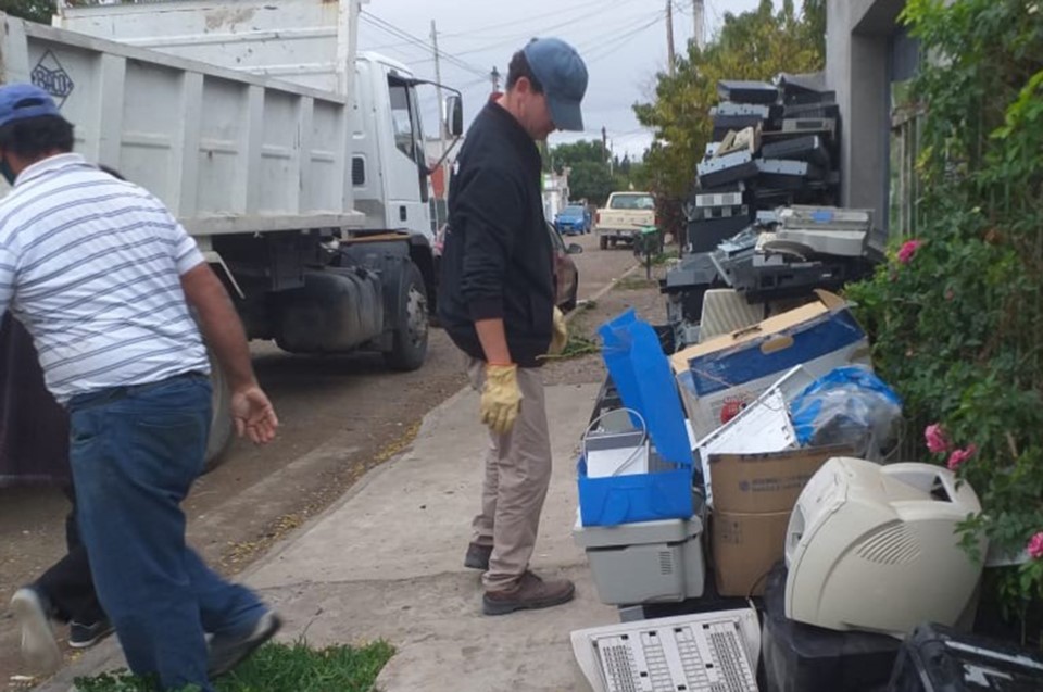 Envío. Los vecinos valletanos siguen aportando elementos electrónicos para intentar rescatarlos.