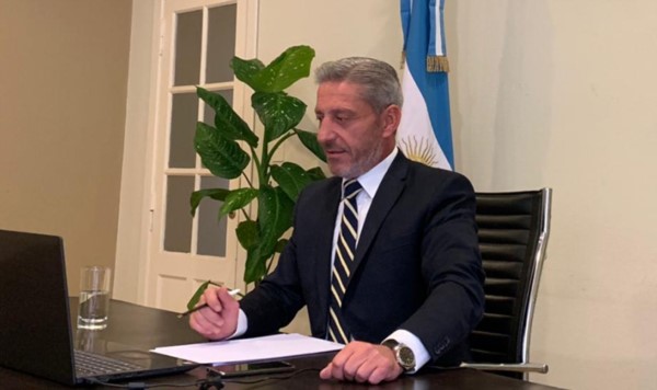 El gobernador siguiendo los anuncios mediante videoconferencia.