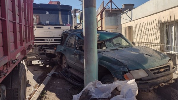 Una camioneta y otro camión sufrieron daños en la colisión de ayer.