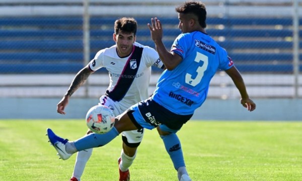 Lacunza intenta salir del fondo ante la marca de Franco Quiroz, autor del segundo gol de la visita.