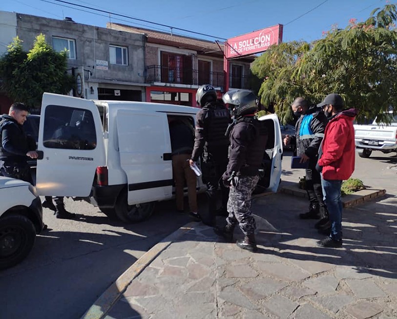 El vehículo utilitario fue requisado y se descubrió un inhibidor.