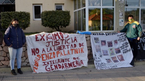 Familiares de víctima de casos de abusos sexuales en los Tribunales.