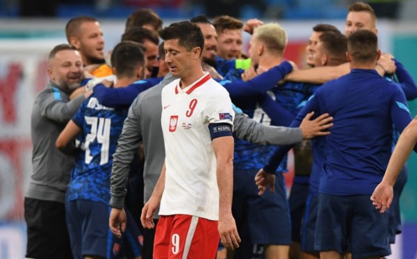 Celebra Eslovaquia y Lewandowski lo padece.
