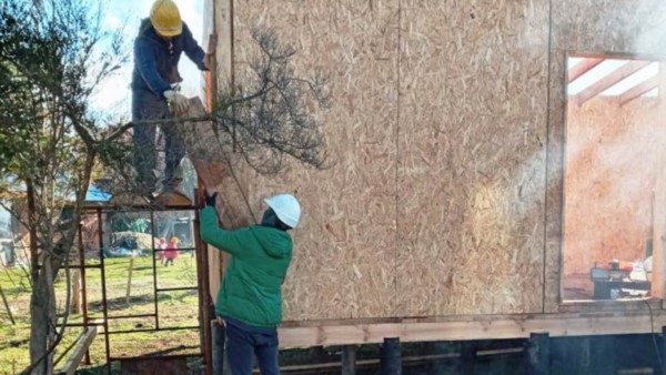 Levantando paredes. Los propios damnificados por los incendios integran las cooperativas de trabajo.