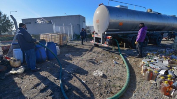 Recolección. El camión cisterna se carga del aceite usado para poder proteger el ambiente.