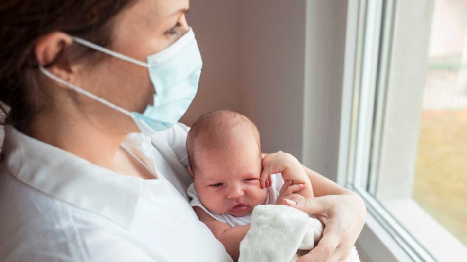 La pandemia de coronavirus hundió la tasa de natalidad, según informaron medios internacionales.