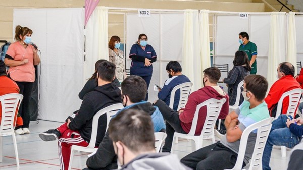 Alrededor de cien personas son citadas cada hora para vacunarse.