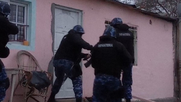 Personal de INfantería en el momento de ingresar a uno de los domicilios allanados en la jornada de ayer.
