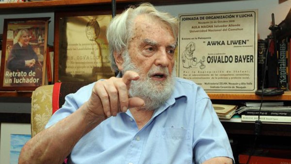 Escritor, historiador, periodista y anarquista. Sus investigaciones sobre las huelgas patagónicas ocurridas en Santa Cruz en 1920 son un clásico imprescindible.