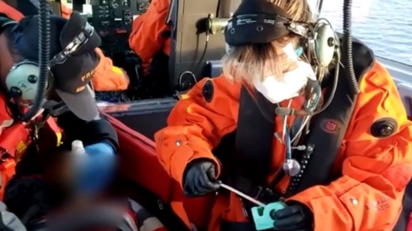 Personal médico atendió a bordo del helicóptero al hombre herido.