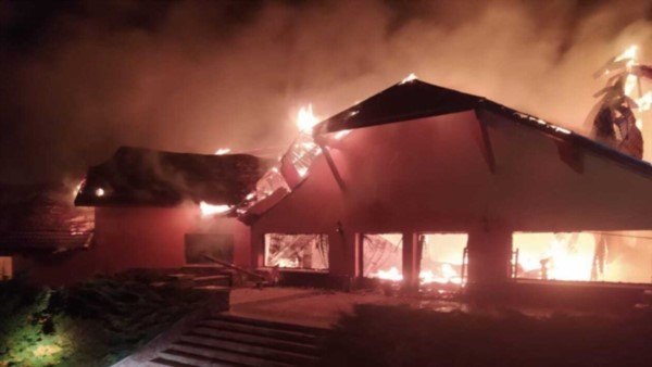 La construcción de 4.200 m2 fue arrasada por el foco ígneo en un gran porcentaje. Fue ayer a la mañana.