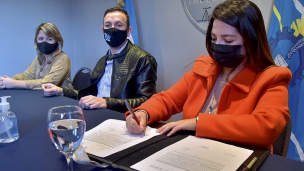 El intendente Maderna junto a representantes de la Universidad. El objetivo es elevar el proyecto a Nación.
