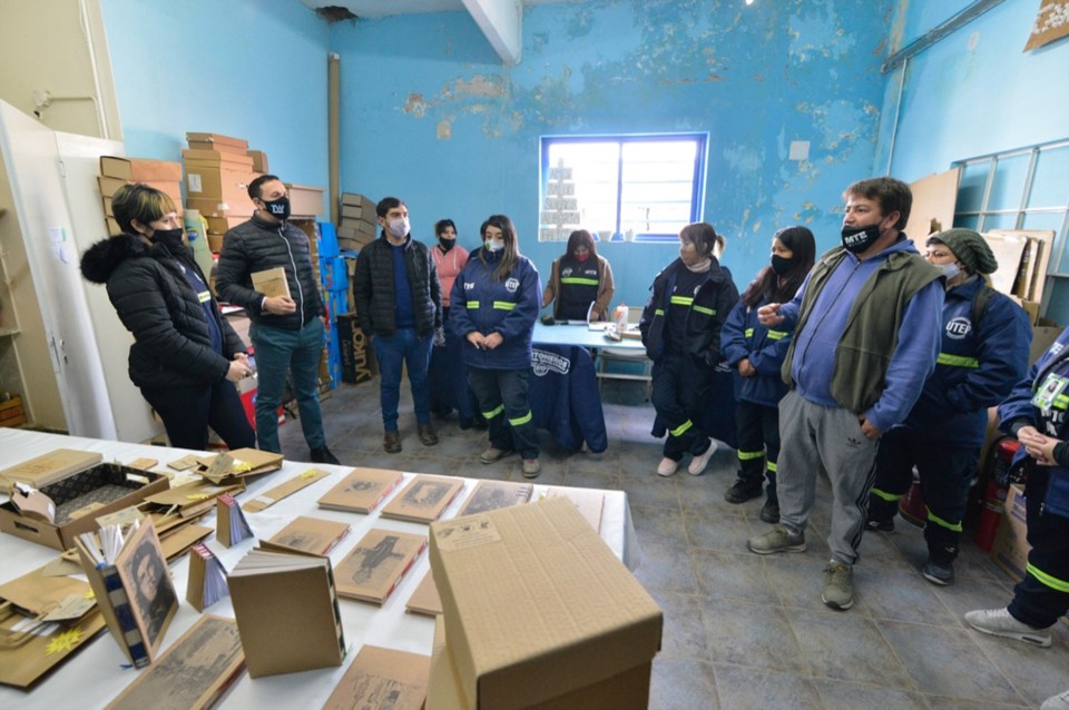 El intendente junto a parte de los Recuperadores Urbanos que clasifican y acopian materiales reciclables.