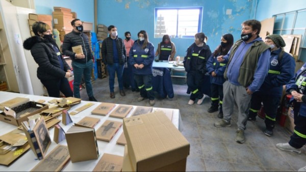 El intendente junto a parte de los Recuperadores Urbanos que clasifican y acopian materiales reciclables.
