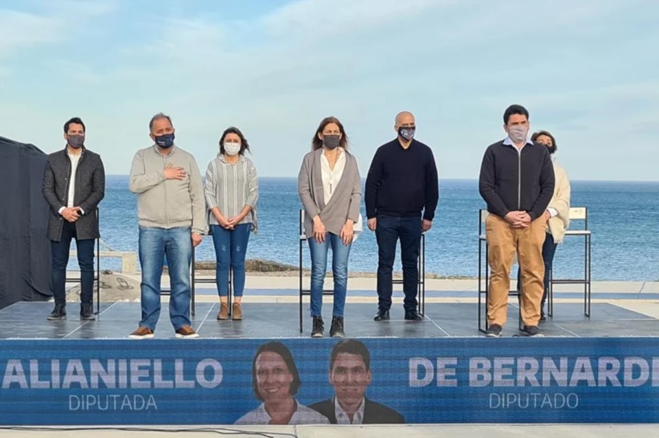 Todos unidos. Los candidatos de Todos en Comodoro, con una estética impuesta desde Buenos Aires.