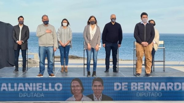 Todos unidos. Los candidatos de Todos en Comodoro, con una estética impuesta desde Buenos Aires.