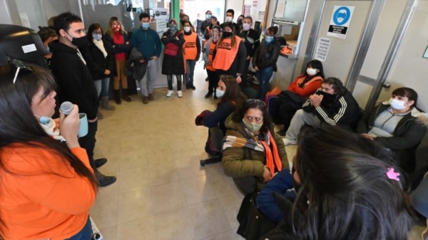 Así seguía la toma por parte del gremio SISAP en el hall del Ministerio de Salud en Rawson para reclamar por las deudas salariales y paritarias.