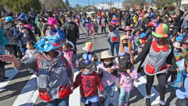 Vecinitos. Mucha gente participó y presenció el desfile en la capital, colorido en muchos de sus tramos.