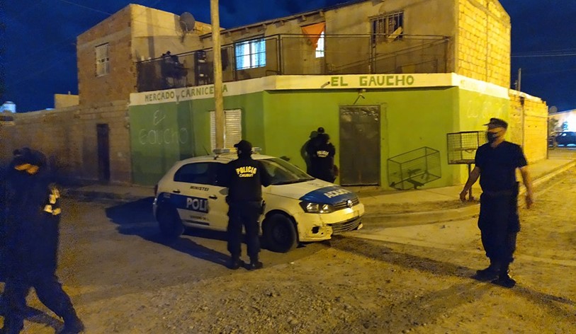 Sartor y personal de la Comisaría Segunda en uno de las diligencias.