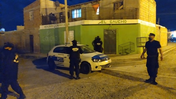 Sartor y personal de la Comisaría Segunda en uno de las diligencias.