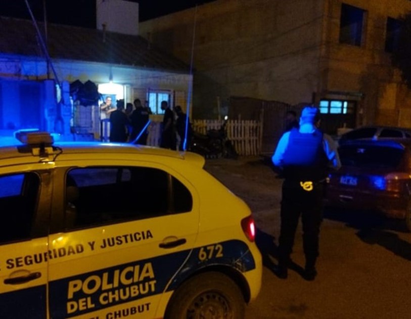 En la intervención una policía resultó lesionada por un piedrazo.