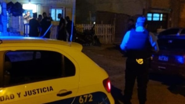 En la intervención una policía resultó lesionada por un piedrazo.
