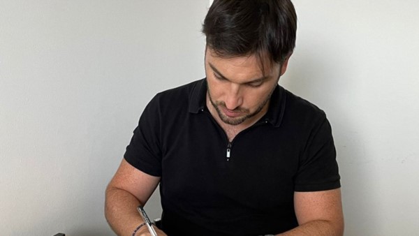 Rúbrica. El senador firma su presentación ante la Magistratura.