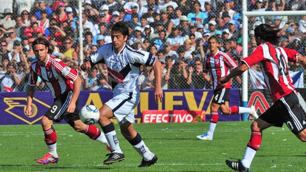 Un hecho histórico en la vida de Guillermo Brown: la visita de River en un partido oficial.