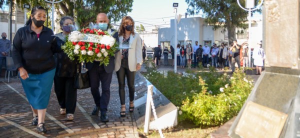 Ofrenda floral. El intendente Gustavo Sastre estuvo en el acto y junto con los familiares, homenajeó a los servidores públicos que dejaron sus vidad en el tremendo incendio.