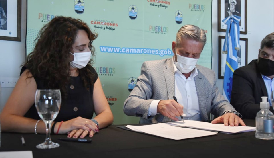 Rúbrica. El gobernador junto con la intendenta de Camarones poniendo la firma para la licitación del Internconectado energético.