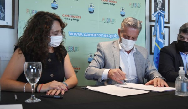 Rúbrica. El gobernador junto con la intendenta de Camarones poniendo la firma para la licitación del Internconectado energético.