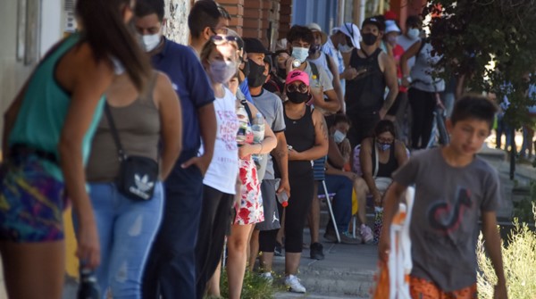 A principios de enero la gente hacía largas filas para testearse.