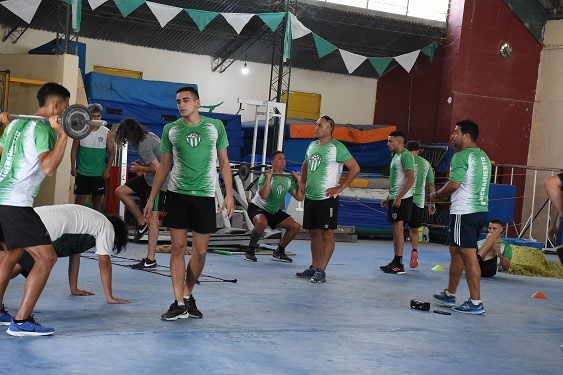 Oscar Viegas supervisa el entrenamiento en su primer día como DT. Foto: Norman Evans.