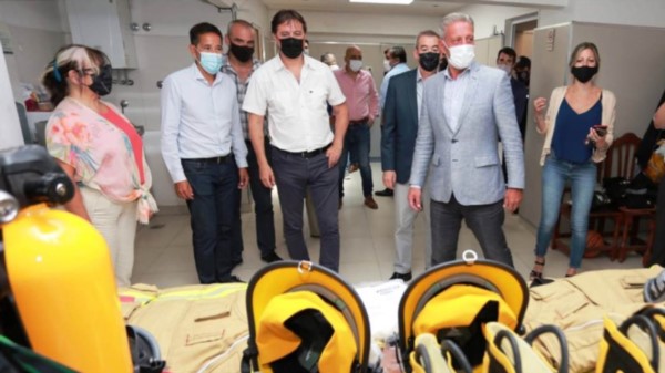 La entrega de equipos de la empresa Pan American Energy que se hizo para los bomberos voluntarios de la localidad de Rada Tilly.