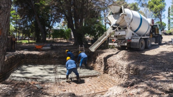 Remodelación total. Mientras avanza la renovación de la Plaza, mañana trabajarán en accesos a escuelas.