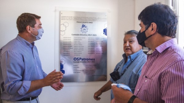 El intendente Damián Biss y Julio González Insfrán, durante el acto en que se descubrió una placa en la sede.