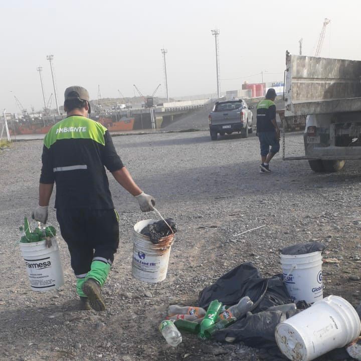 Personal municipal trabajó para levantar los residuos en la zona.