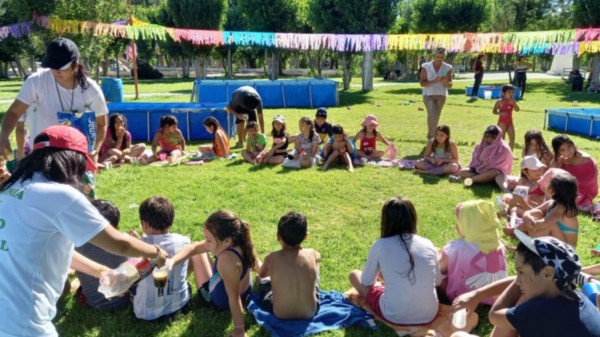 La Municipalidad de Tecka organizó una colonia de vacaciones y se volvieron a armar piletas en la plaza.
