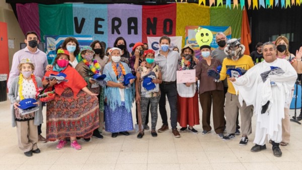 Color. Los adultos mayores aprovecharon la oportunidad para disfrutar del verano a su manera.