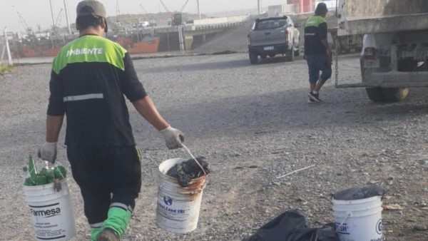 Personal municipal trabajó para levantar los residuos en la zona.