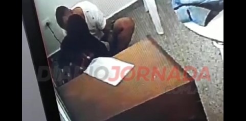 Suárez y Bustos, besándose. Los detalles de la visita de la jueza al condenado quedaron en un parte interno del IPP de Trelew.