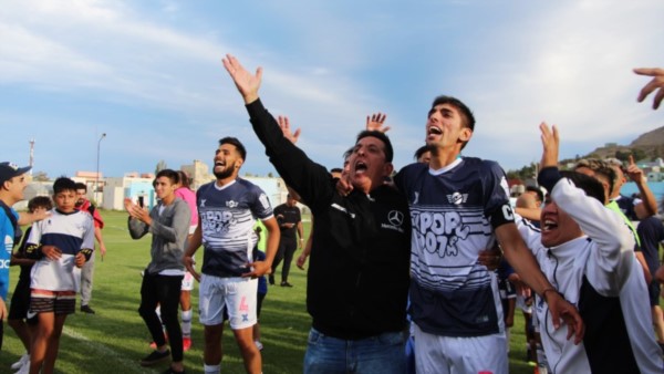 Gastón Barrientos (der.), el capitán, abraza a Leonardo Barrientos, tío suyo y vicepresidente del club, tras la eliminación a Germinal. Foto: Jorge Newbery.