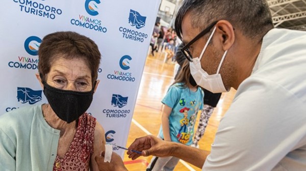 La campaña de vacunación busca que la población complete el esquema.