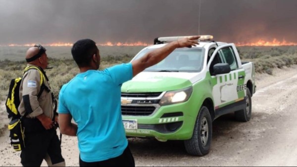 José Mazzei, director de Defensa Civil provincial, en terreno. Hizo un recorrido para evaluar la situación y apuntar al control definitivo del fuego. 