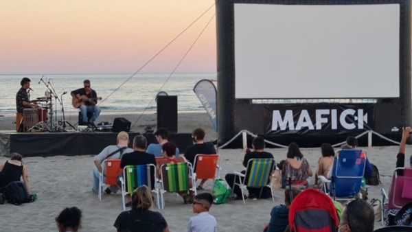 Alternativa. El cine y la música se combinan para pasar un rato diferente en la arena de Puerto Madryn. 