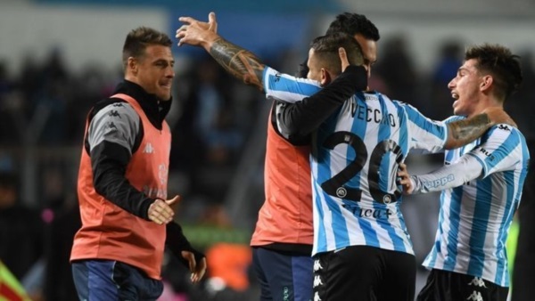 En un partido infartante, Racing logró su cuarto triunfo seguido y quedó a 1 del Decano.