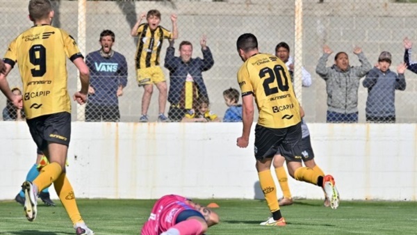 Lucas González marcó el primero del Aurinegro. (Foto: Daniel Feldman/Jornada).